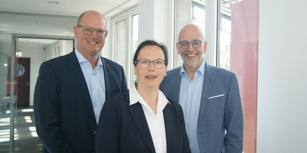 Das Bild zeigt die drei Geschäfztsführer der Voss Gruppe Europa (v.l.): Lars Glüsen, Tanja Menk, Markus Fischer