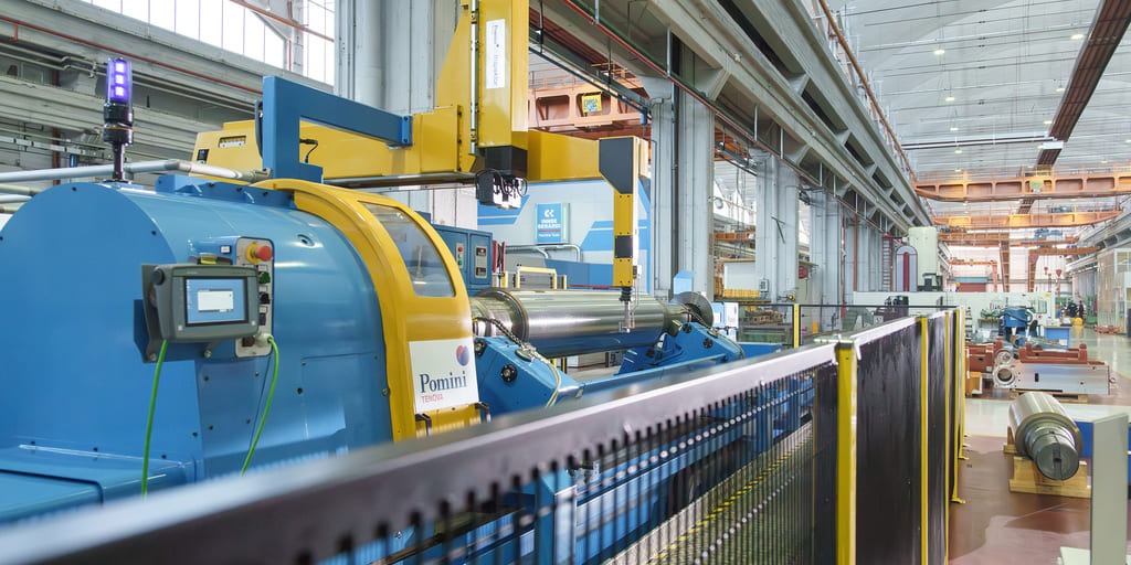 Eine der Walzenschleifmaschinen von Pomini Tenova, ausgestattet mit modernster CNC- und Automatisierungstechnologie von Siemens auf Basis von Sinumerik One
