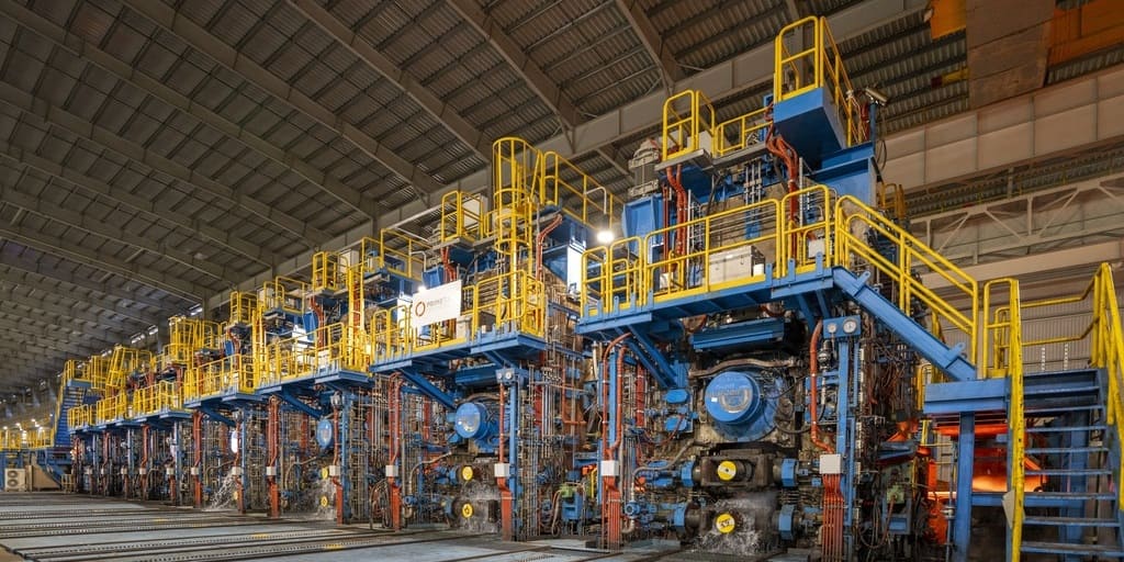 Die Produktionslinie mit dem Warmbandwalzwerk von Primetals Technologies kommt auf eine Nennkapazität von 5,5 Millionen Tonnen pro Jahr.