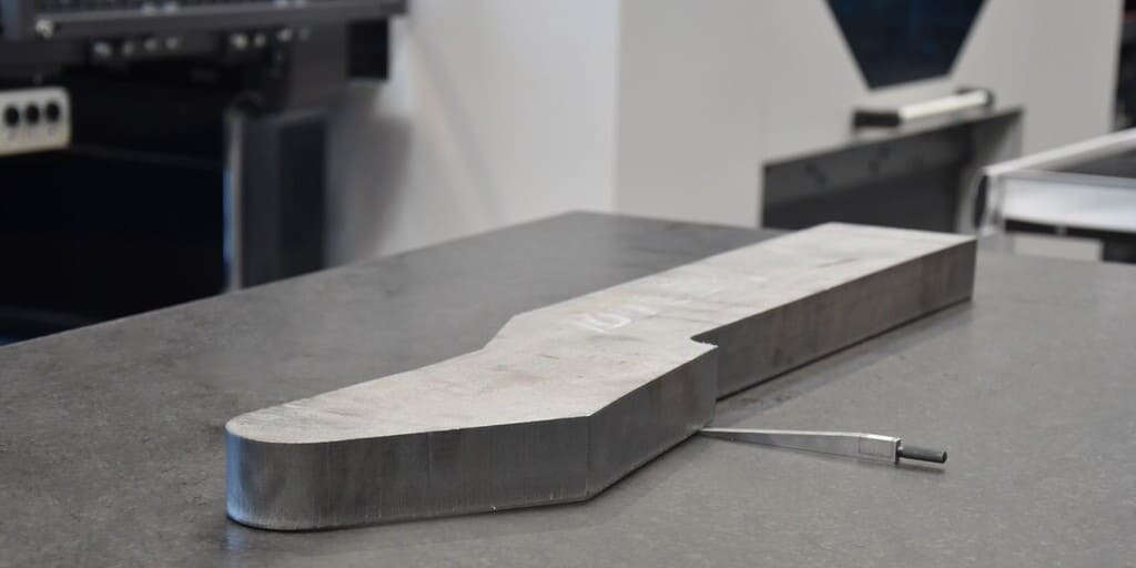 Kloeckner Metals Germany baut seine Kompetenzzentren aus und hat in Kaufungen eine neue Rollenrichtanlage in Betrieb genommen. Zu sehen ist ein Teilebild.