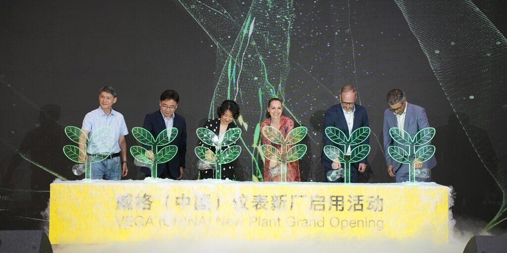 Ende Mai wurde das neue Werk in Jiaxing feierlich eröffnet. Mit dabei waren die geschäftsführende Gesellschafterin Isabel Grieshaber (Dritte von rechts), der Geschäftsführer Markus Kniesel (Zweiter von rechts) und Christoph Siegel (rechts), der bei VEGA in Schiltach für die Bereiche Sales, Customer Services, Product Management, Information Management und IT zuständig ist.