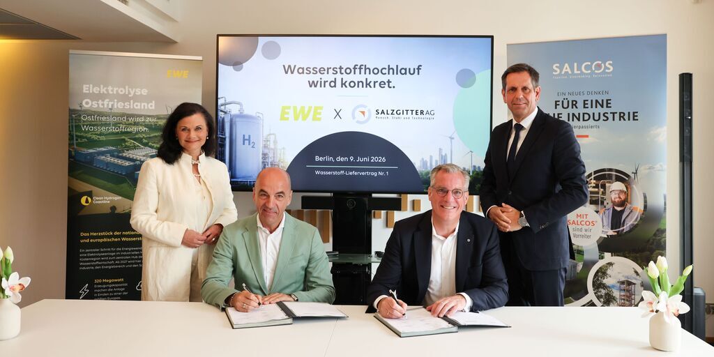 Industrie und Politik setzen gemeinsames Signal für den Wasserstoffhochlauf (v.l.n.r.): Gitta Connemann (Parlamentarische Staatssekretärin im BMWE), Stefan Dohler (CEO EWE AG), Gunnar Groebler (CEO Salzgitter AG) und Niedersachsens Ministerpräsident Olaf Lies bei der offiziellen Vertragsunterzeichnung für die langfristige Lieferung von grünem Wasserstoff in Berlin.