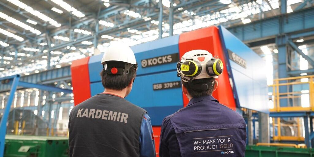 Mitarbeiter von Kardemir und Kocks vor dem neuen RSB 370++, auf dem der erste Stab für die Produktion hochwertiger SBQ-Produkte gewalzt wurde.