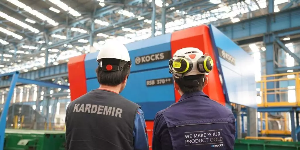 Mitarbeiter von Kardemir und Kocks vor dem neuen RSB 370++, auf dem der erste Stab für die Produktion hochwertiger SBQ-Produkte gewalzt wurde.