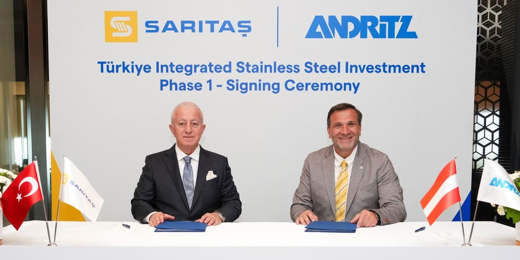 Bei der Vertragsunterzeichnung: Ercüment Saritas (Saritas Stainless Steel, links) und Guido Burgel (Andritz) besiegeln den Auftrag für das neue Edelstahlwerk in Yalova.