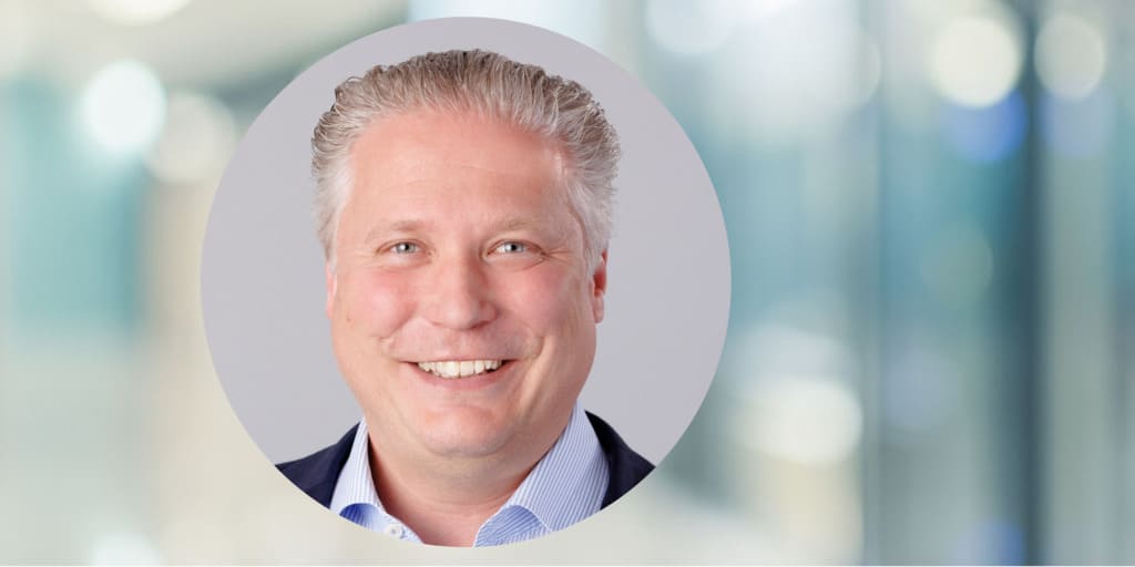 Schoeller Werk hat seine Vertriebsführung neu aufgestellt. Das Bild zeigt Dr. Jens Magenheimer vor einem unscharfen Hintergrund.