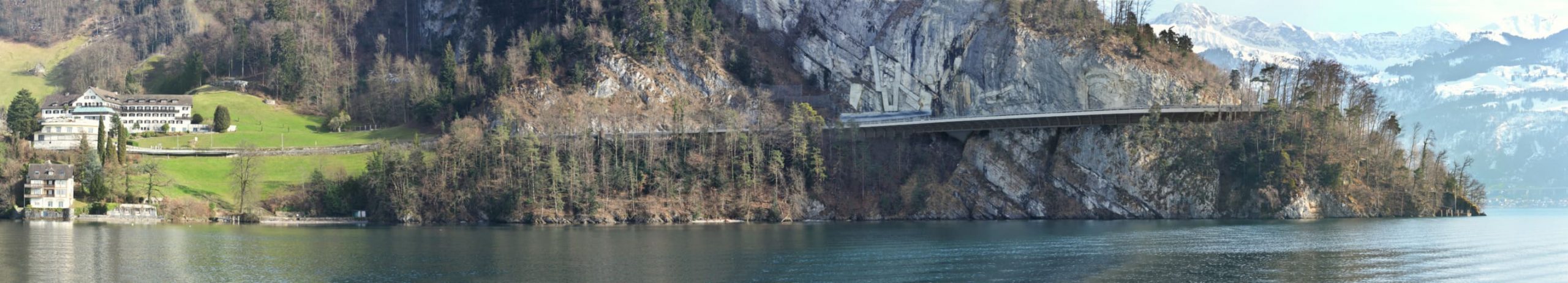 Das Bild zeigt die sanierte Straße von der Seeseite aus.
