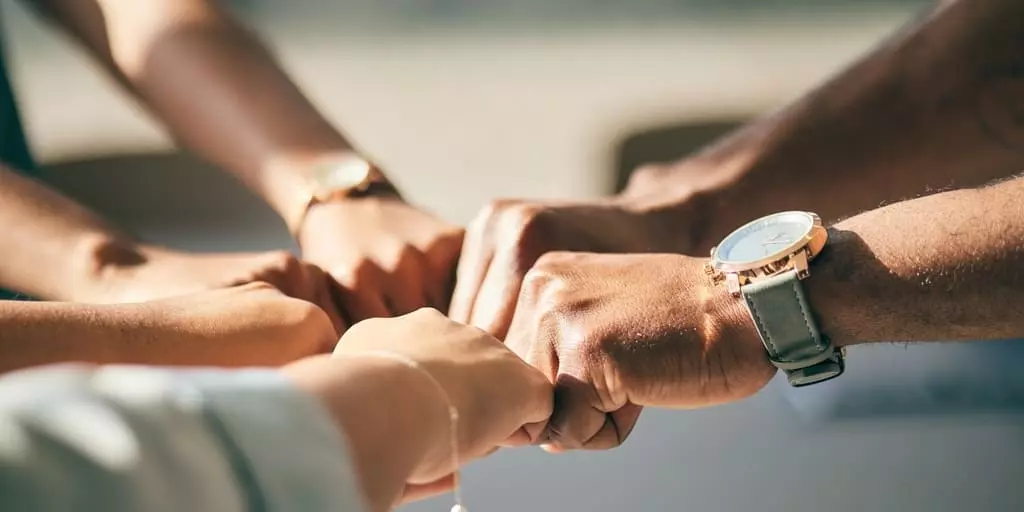 Durch die Verschmelzung von BDSV und VDM entsteht die Circular Metal Association. das Bild zeigt eine Reihe von Fäusten, die zum kollektiven Fistbump ansetzen.