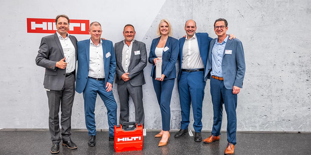 Auf dem Foto (v.l.n.r.): Martin Matheis (Lead Byer Steel Hilti) Martin Graus (Leiter Qualitätswesen Kaltstauchdraht / Federstahl / Automatenstahl Saarstahl) Lars Willmes (Head of Sales QWR Saarstahl) Dr. Nadine Artelt (Sales Director Saarstahl) Luigi Fierro (Head of Procurement Hilti) Peter Rupp (Head of Corporate Sustainability Hilti)