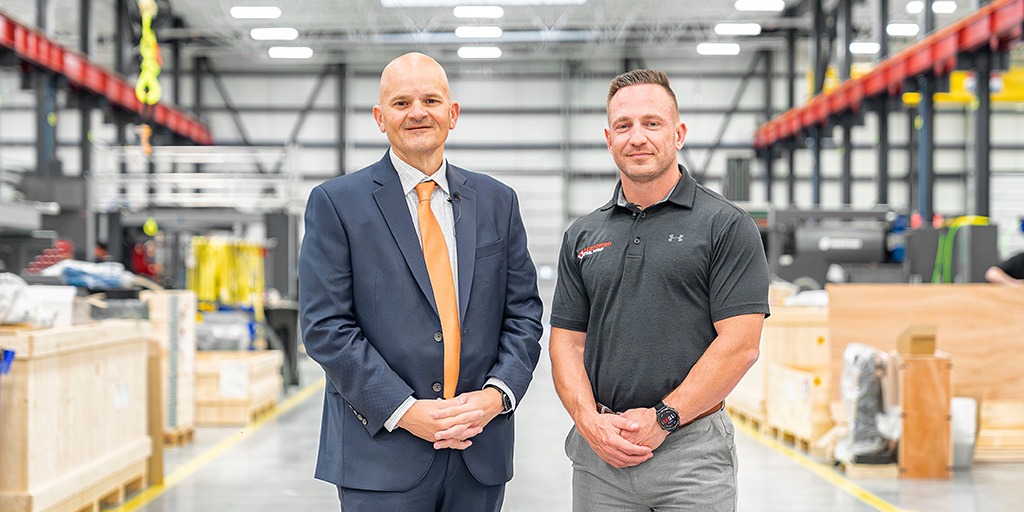Das Bild zeigt Mark Denzler, President und CEO der Illinois Manufacturers Association, und Ben Morrall, President von Voortman USA, in der neuen Produktionsstätte.