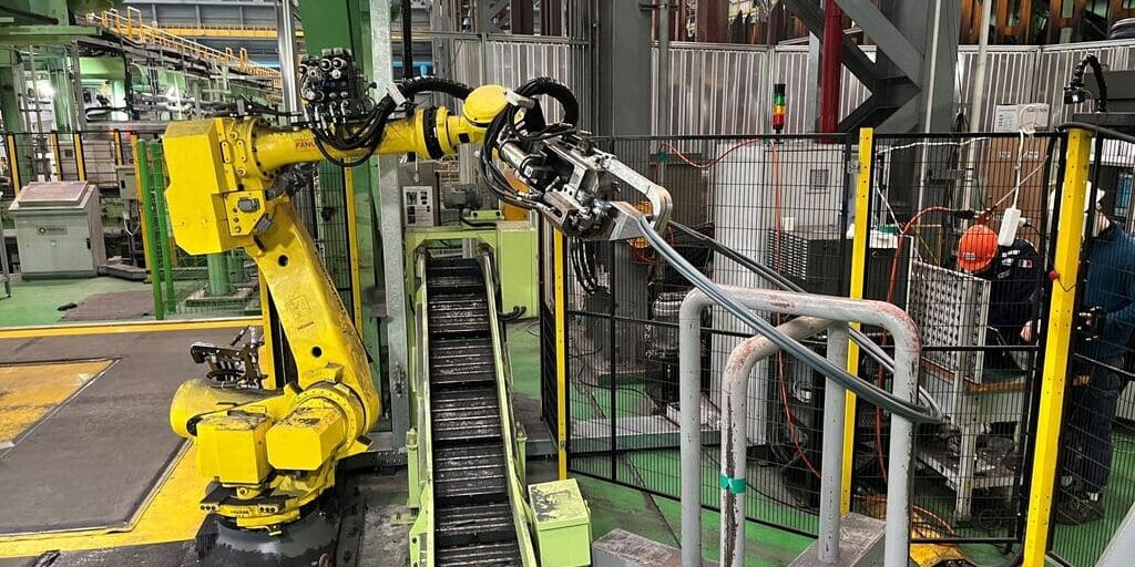 TrimRob – autonomer Roboter von Primetals Technologies und Polytec zum Besäumen und Probenentnehmen der Coils. Von Hyundai Steel hat das Unternehmen nun das FAC für eine vergleichbare Anlage erhalten.