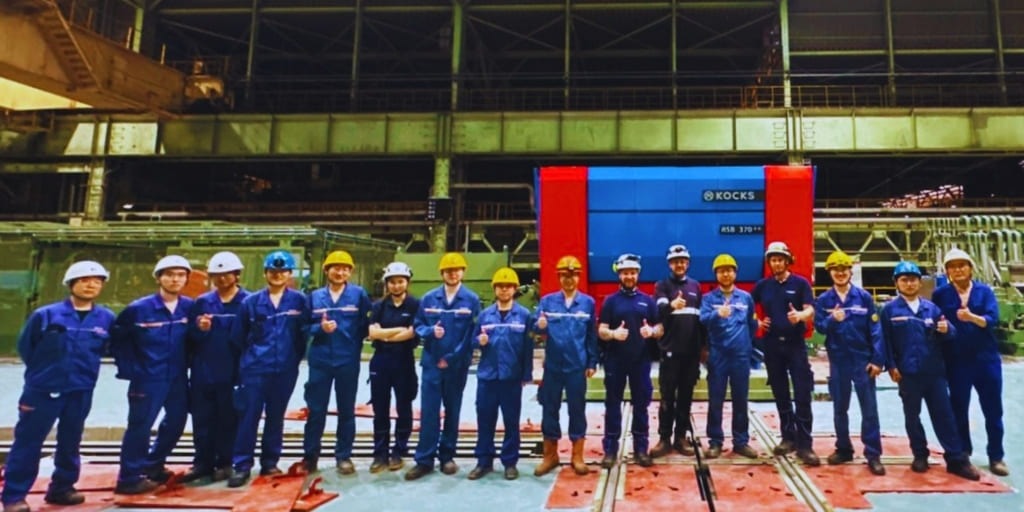 Der erste auf dem neuen Kocks-RSB gewalzte Stab markiert den Produktionsstart bei Baoshan Iron & Steel.