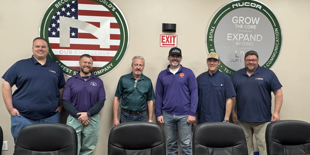 Vertreter von Primetals Technologies und Nucor Steel Decatur, von links nach rechts: Jeremy Floyd, leitender Ingenieur bei Primetals Technologies USA; Adam Horrex, Stahlwerksleiter ; Mike Jacques, leitender Segmentmanager; JD Melton, Leiter der Abteilung Instandhaltung und Technik; Matt Brooks, Geschäftsführer – alle bei Nucor Decatur – sowie Mark Corzine, Leiter des Bereichs Metallurgische Dienstleistungen bei Primetals Technologies USA.