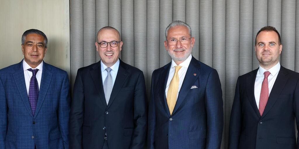 Fuat Tosyali und Vertreter der Projektpartner bei der Unterzeichnung der Finanzierungsvereinbarung