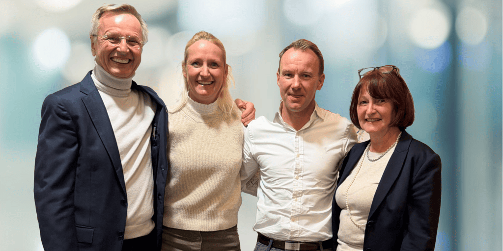 Alte und neue Chefs der Schröder Group Arm in Arm