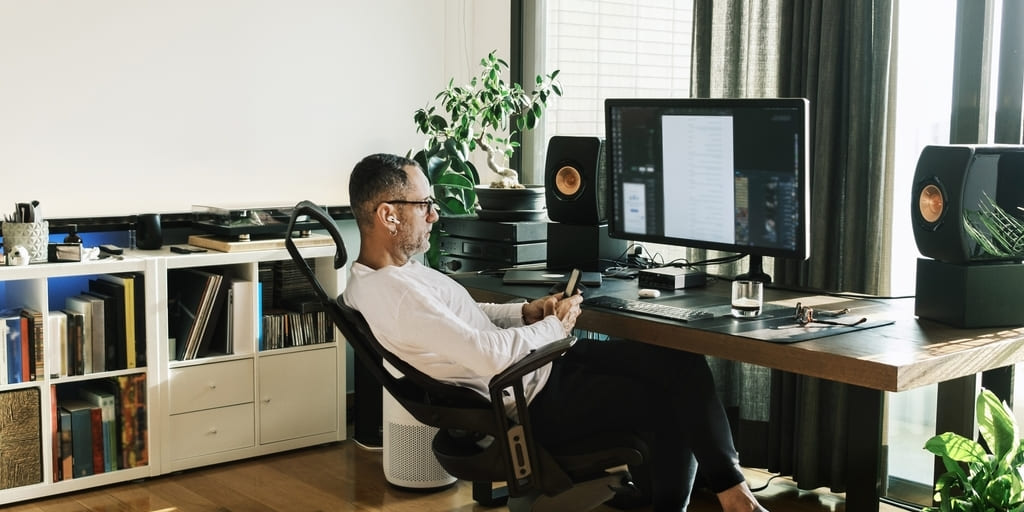 ein Mann im Homeoffice