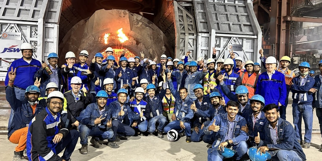 Ein Teil des Projektteams von Primetals Technologies und JVML (eine Tochter von JSW Steel) vor einem der LD-Konverter.