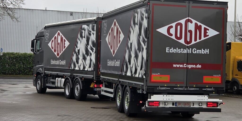 Das Bild zeigt einen Lkw von Cogne Edelstahl.