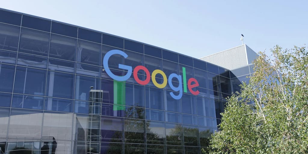 Glasfassade mit Schriftzug „Google“