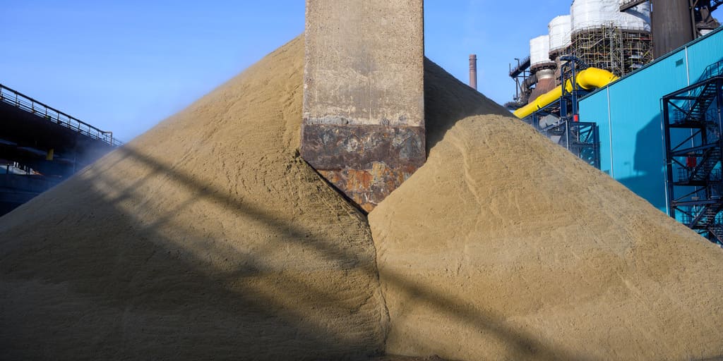 Eisenhüttenschlacken werden granuliert und zu Hüttensand.
