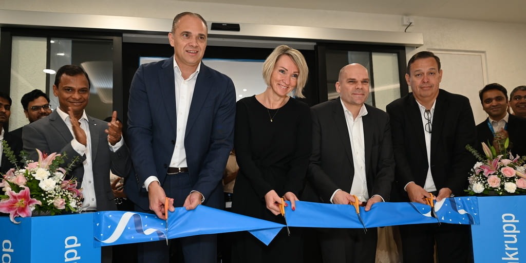 Banddurchschneidung in Pune: Viktor Molnar, COO thyssenkrupp Automotive Technology; Eva Kosfeld, EVP Finance Chassis; Dr. Björn Erbe, SVP R&D Chassis; Marc Eckstein, Mitglied der Geschäftsführung thyssenkrupp Automotive Technology Ungarn.