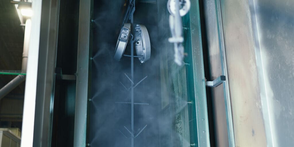 Bei der Technologie APNR 2.0 wird der Haftvermittler am Linienende direkt auf die Metalloberfläche gesprüht. Eine anschließende Spülstufe ist nicht erforderlich.