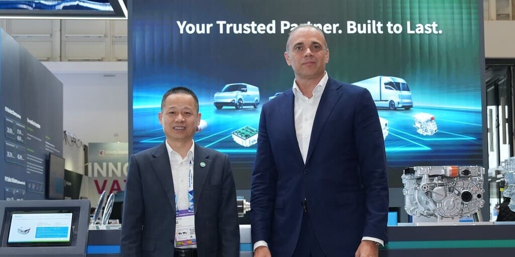Thyssenkrupp Automotive Technology und das chinesische Technologieunternehmen Inovance Automotive haben eine strategische Zusammenarbeit im Bereich Steer-by-Wire vereinbart. Das Bild zeigt Juntian Li (links) und Viktor Molnar.