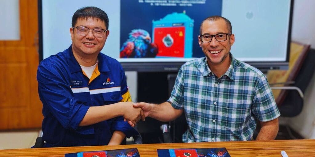 MaSteel (Maanshan Iron & Steel) investiert in fortschrittliches 4D EAGLE S Lasersystem. Das offizielle Pressefoto zeigt je eine Person der beiden Unternehmen beim offiziellen Handshake. Foto: Kocks