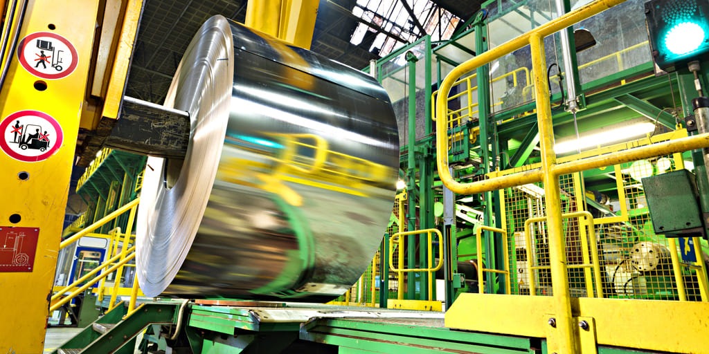 Stahlband in einer Verpackungsstahl-Produktionslinie am Standort IJmuiden. Tata Steel Nederland bietet Envases Europe künftig Carbon Lite Stahl auf Basis eines Massenbilanzansatzes an.