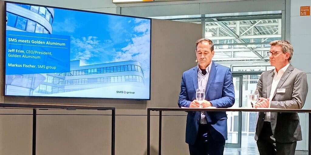 Jeff Frim (Golden Aluminum, links) und Markus Fischer (SMS group) erläuterten auf der Aluminium 2026 in Düsseldorf die Entwicklung und den industriellen Einsatz der Nexcast-Technologie.