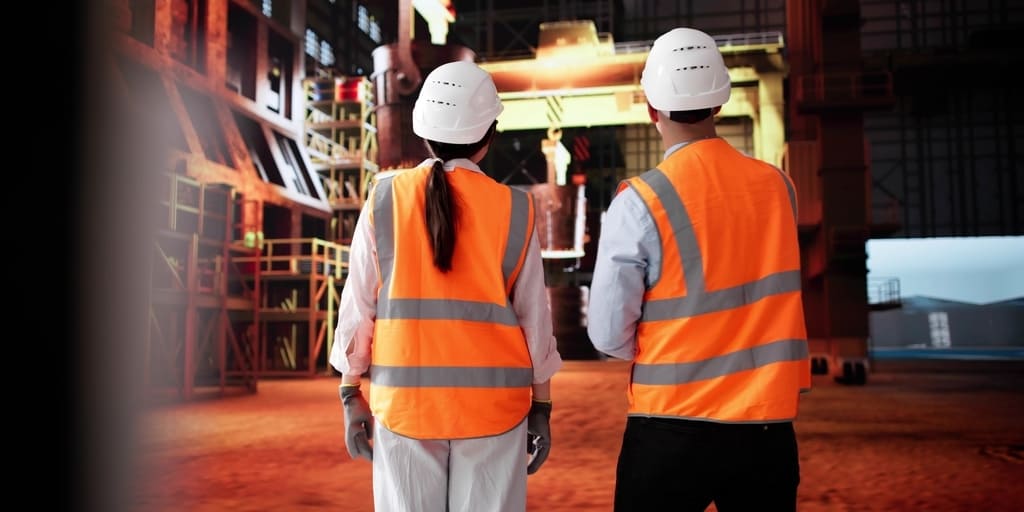 Beschäftigte in einer Industriehalle. Laut aktuellem Worldsteel-Ausblick soll die globale Stahlnachfrage 2027 wieder wachsen. In Deutschland bleibt die Erholung jedoch auf einem niedrigen Ausgangsniveau.