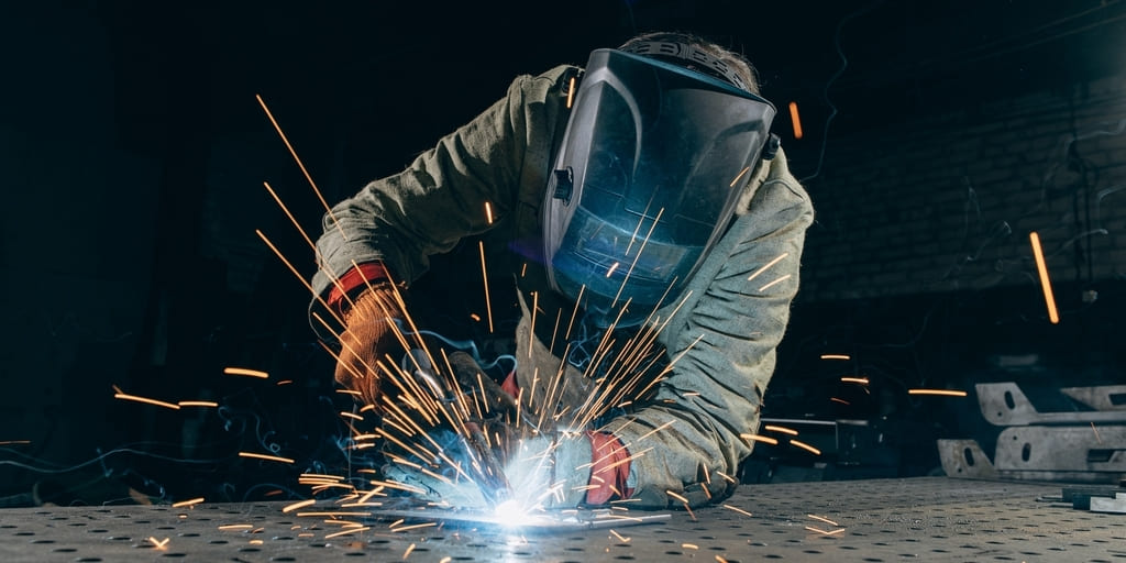 Das Foto zeigt eine Person beim Schweißen. Es bebildert eine typische Tätigkeit im Metallhandwerk in NRW.